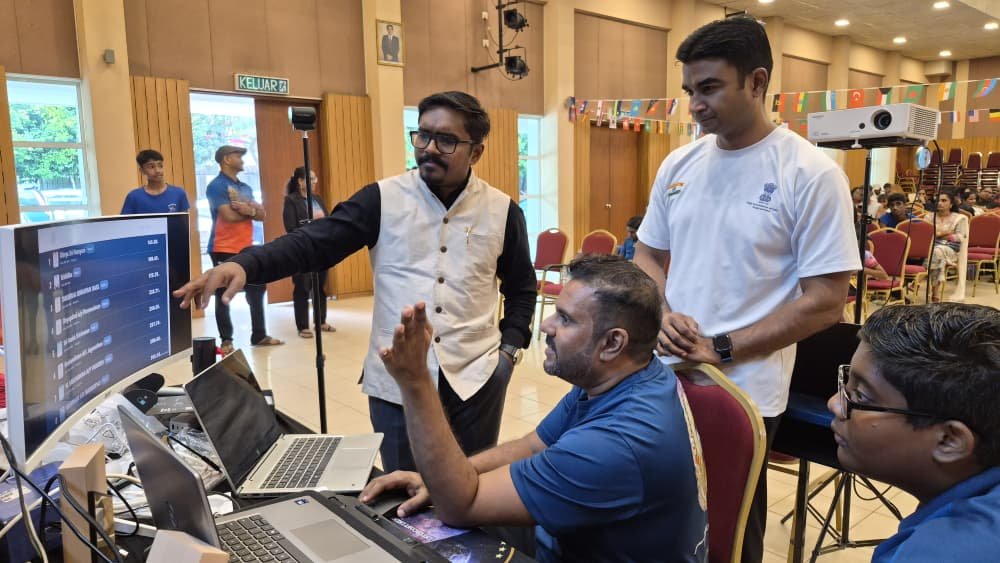 Prof. Segar explains the AI System to Indian HC & UYSF President